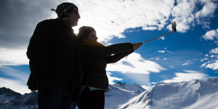 Uns esquiadors es fan un selfie en una estació del Principat.