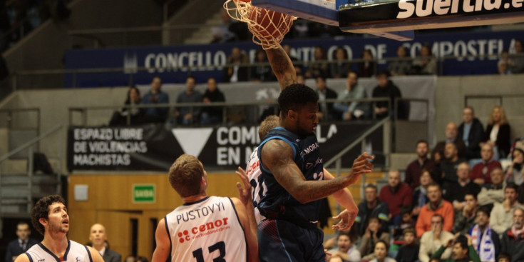 Shawn Jones completa una esmaixada, en el duel d’ahir entre el Rio Natura Monbus Obradoiro i el BC MoraBanc Andorra, al Fontes do Sar de Santiago de Compostela.