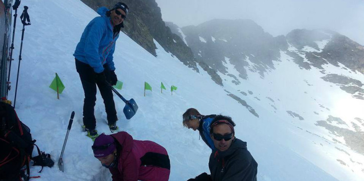 Membres de l’organització de la Font Blanca 2016 preparen els recorreguts, el passat 3 de gener.