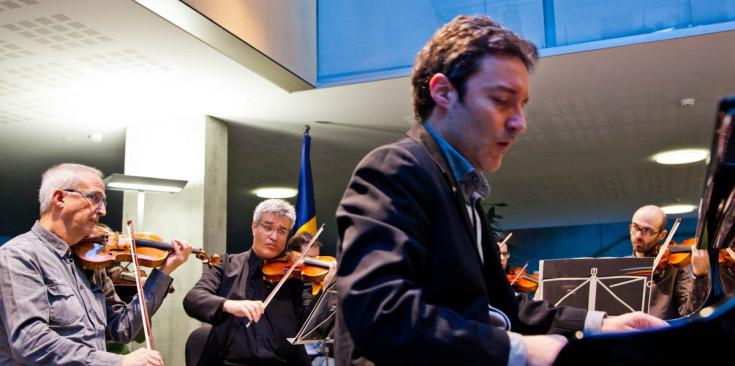 El pianista Daniel Ligorio i l’ONCA, al Consell General.