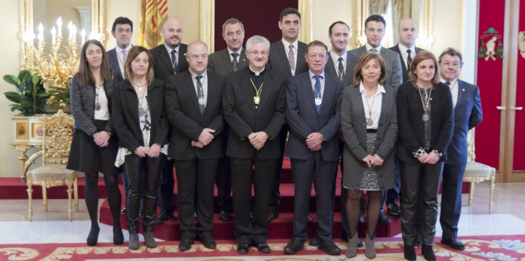 Fotografia de família del copríncep episcopal, Joan-Enric Vives, i els 14 cònsols majors i menors, ahir a la Sala del Tron del Palau Episcopal, a la Seu d’Urgell.