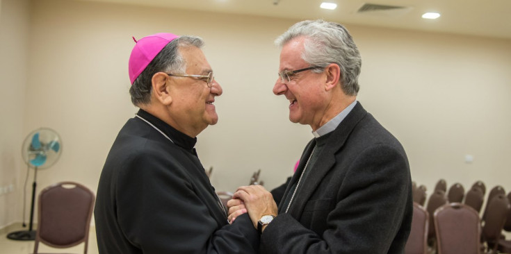 L’arquebisbe Vives, a la dreta, saluda el Patriarca Llatí de Jerusalem, Fouad Twal, dissabte passat.
