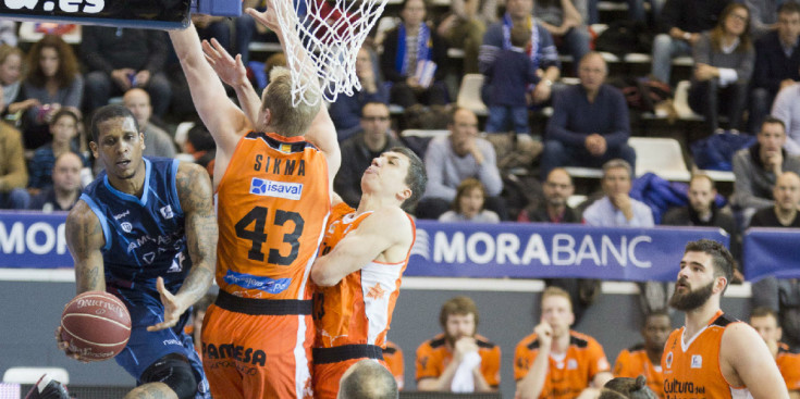 Maniobra espectacular de Betinho volant per assistir a Bogdanovic davant dos rivals, ahir en el MoraBanc-València al Poliesportiu d’Andorra.