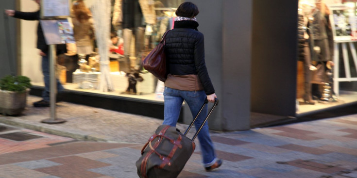Una turista passejant pels carrers d’Andorra la Vella.