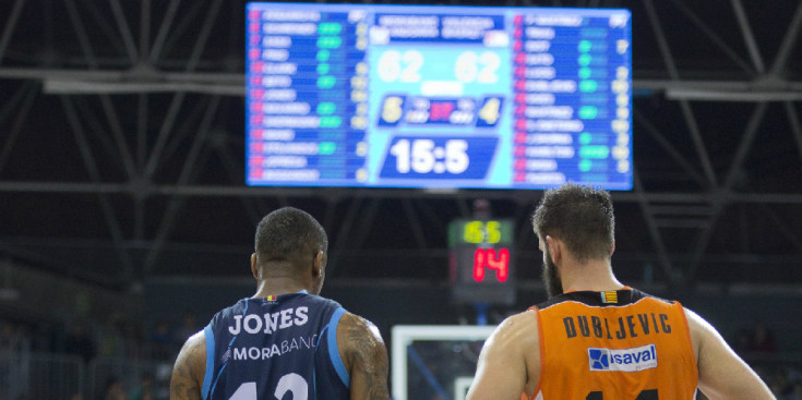 Jones i Dubljevic, d’esquenes durant una pausa al partit de diumenge del MoraBanc contra el València al Poliesportiu.