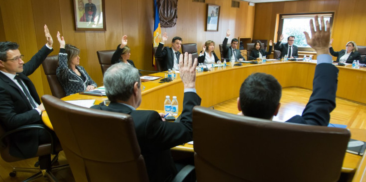Els consellers del Comú d’Andorra la Vella, majoria i oposició, durant una votació, ahir.