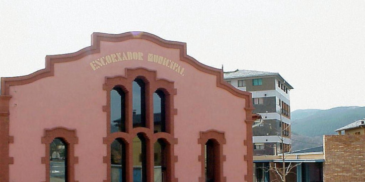 Façana de l’antic escorxador municipal de la Seu d’Urgell.