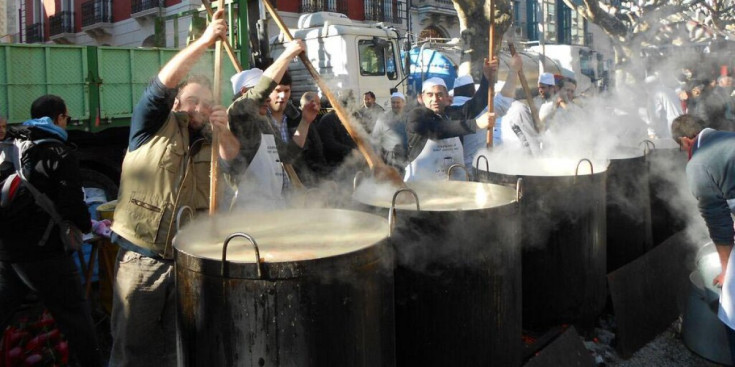 La Confraria de Sant Antoni Abat de la Seu prepara l’escudella.