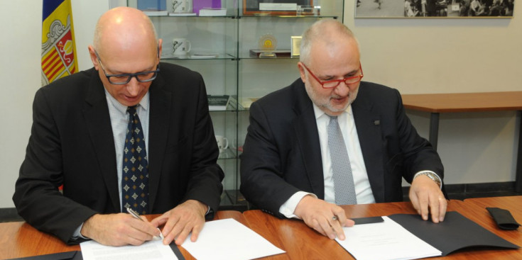 Nicolau i Planell signen les dues noves addendes al Conveni, ahir.