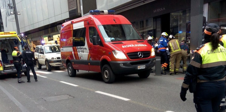 El cos de bombers i els sanitaris al lloc dels fets, ahir.