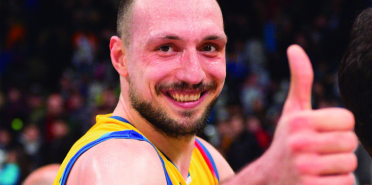 Bogdanovic celebra el triomf a l'Olímpic de Badalona després del triomf del MoraBanc.