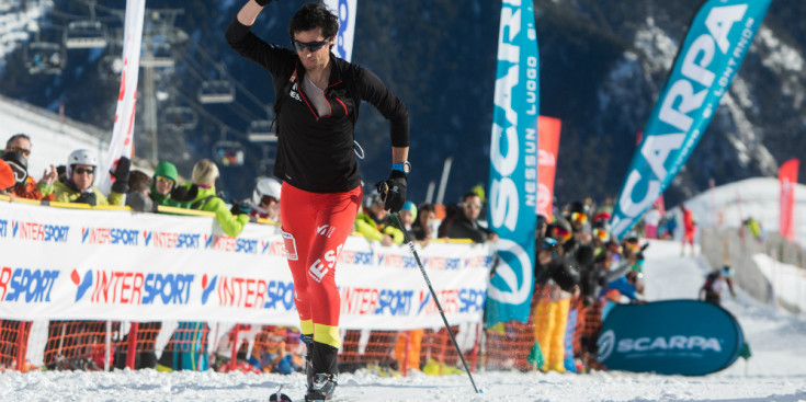 Kilian Jornet saluda al públic moments abans de guanyar la cursa vertical, ahir a Arinsal.