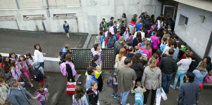 Un grup d’infants entra a un centre escolar d’Andorra.