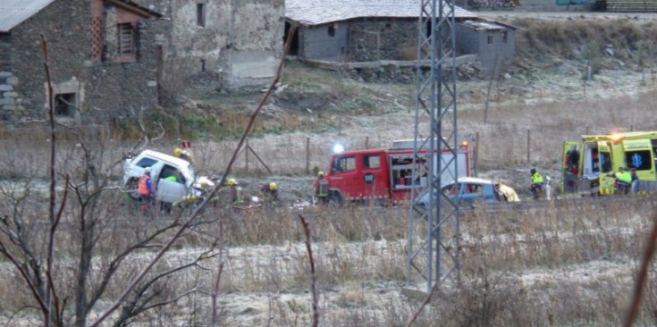 Els dos cotxes accidentats i els equips d'emergències a la carretera N-145, aquest matí.