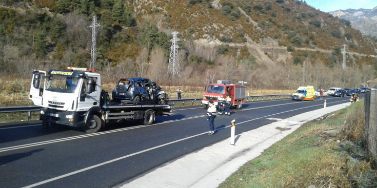 La grua s’emporta el turisme on viatjaven les tres joves que circulaven en direcció la Seu d’Urgell.