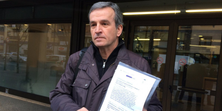 Eusebi Nomen mostra un document davant dels mitjans de comunicació a la porta de la Batllia, ahir.