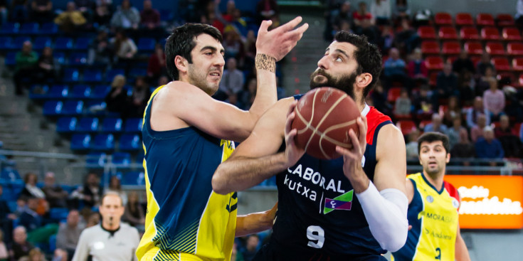 Shermadini intenta aturar el grec Bourousis (que va acabar sent l’MVP de la jornada 17), ahir en un atac del Baskònia al Fernando Buesa Arena.