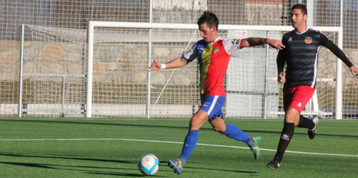 Rematada d’Arturo, en un dels u contra u que va tenir durant el partit de dissabte contra el Martinenc.