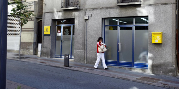 Una persona passeja per davant de l’oficina de Correus espanyol a Sant Julià de Lòria.