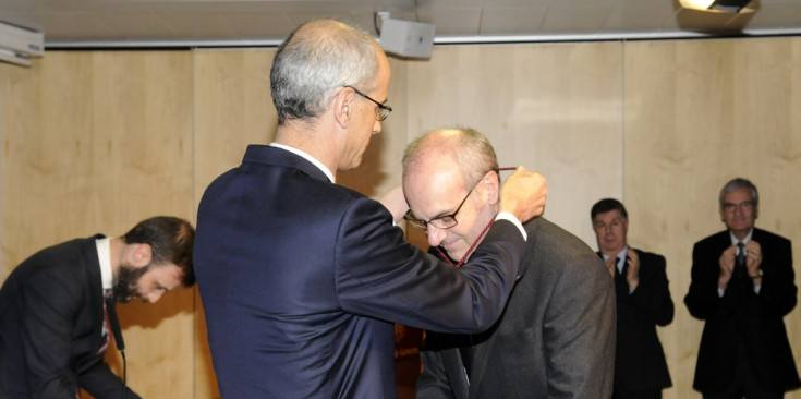 El cap de Govern, Antoni Martí, col·loca la distinció de ministre a Carles Álvarez Marfany, el nou titular de Salut, que ahir va jurar el càrrec.