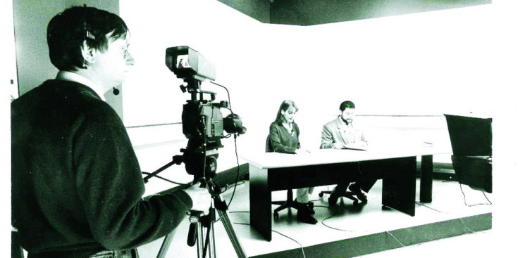 El primer informatiu d’ATV presentat per la periodista Pati Molné amb Ramon Font.