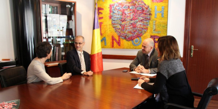 A l’esquerra, Consol Naudí i Toni Martí xerraven ahir sota l’atenció de Jordi Torres i Esther París, a la dreta.