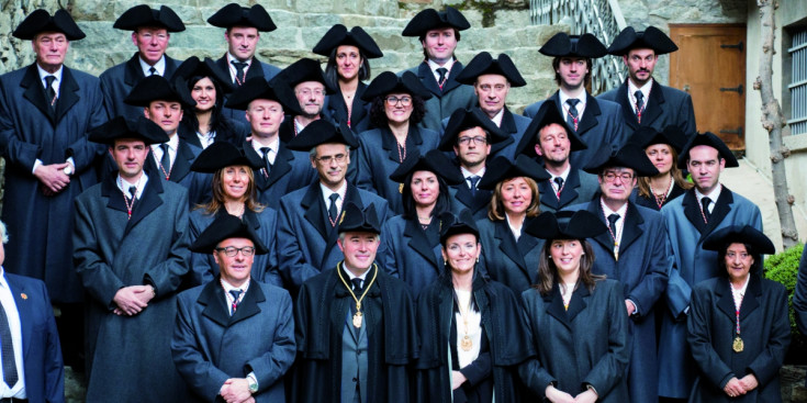 Foto de família dels 28 consellers electes a les escales de la Casa de la Vall