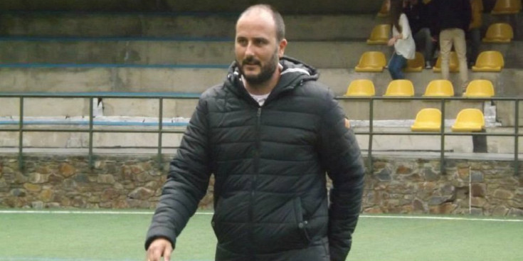 Cañete, a Aixovall, dirigint-se a la banqueta quan era l’entrenador de la UE Sant Julià.