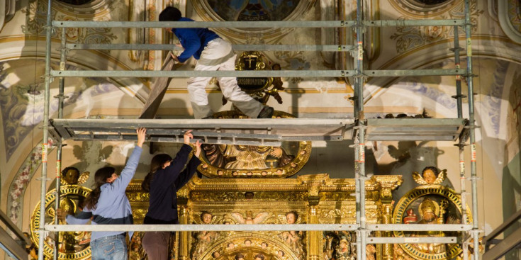 Instal·lació del retaule de la Pietat, ahir a l’església homònima.