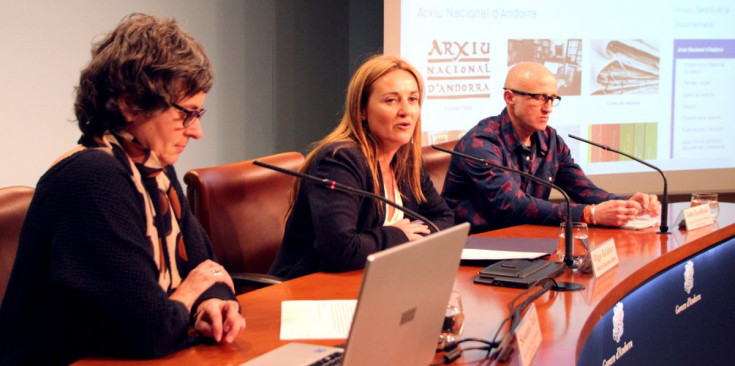 Susanna Vela, Olga Gelabert i Isidre Escorihuela, ahir durant la presentació del nou arxiu en línia, a la sala de premsa de l’edifici administratiu.