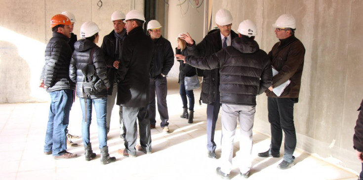 Un moment de la visita a les obres de les escoles de Canillo, ahir.