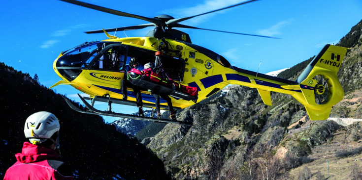 El Grup de Rescat de Muntanya arriba amb un esquiador ferit al centre mèdic del Tarter, ahir durant el simulacre al sector de Grandvalira.