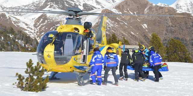 Efectius del SUM i tècnics de pistes traslladen la víctima a l’helicòpter per evacuar-la a l’hospital.
