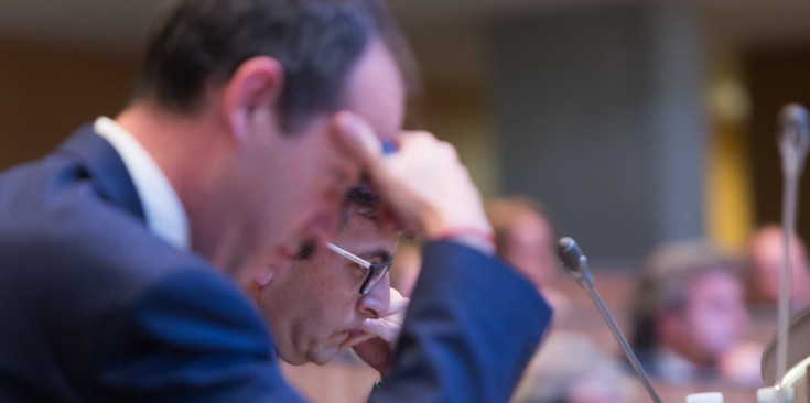 El ministre de Finances, Jordi Cinca (amb ulleres), pensatiu durant la sessió de Consell General celebrada ahir.