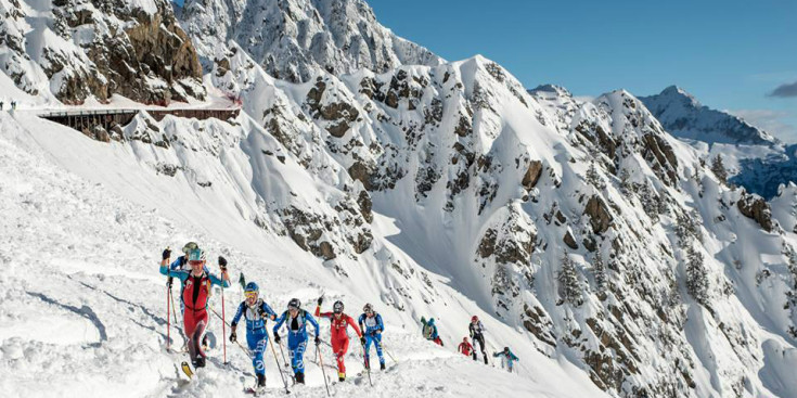 El grup capdavanter de la cursa sènior masculina enfila muntanya amunt, ahir en la cursa individual d'Alpiniski a La Creusaz.