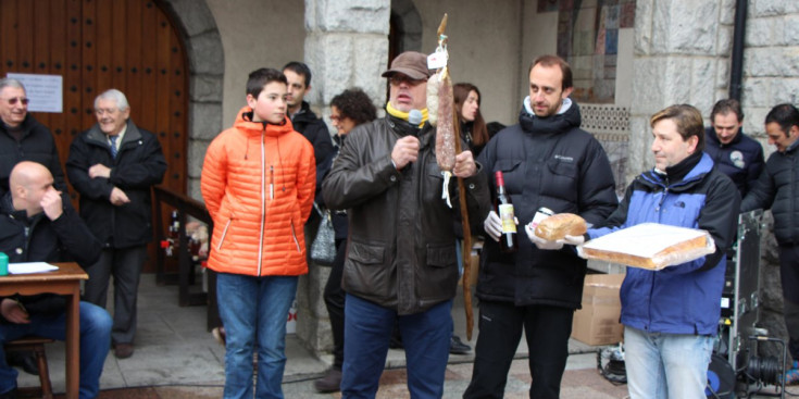 Un moment de la subhasta dels encants de Sant Antoni, ahir.