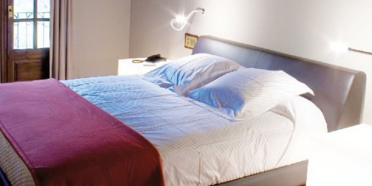 Una de les habitacions de l’Abba Xalet Suites que l’hotel promociona a la seva página web