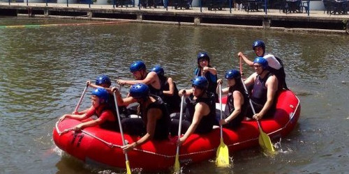 33 Uns turistes practiquen ràfting al Parc del Segre, a la Seu d’Urgell.