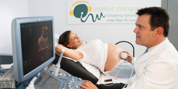Un especialista de l’Institut Marquès examina una dona embarassada.