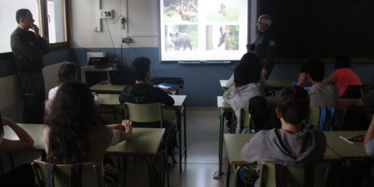 Agents Rurals en una xerrada en un centre educatiu.