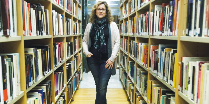 La doctora Cristina Yáñez, a la Biblioteca Comunal Universitària de Sant Julià de Lòria.