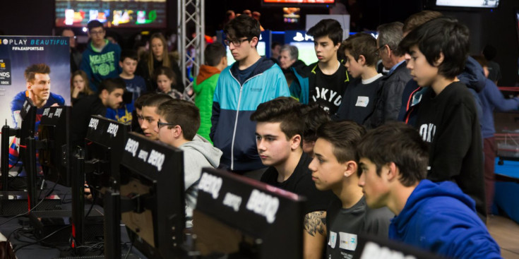 Un grup de joves juga concentrat en un dels tornejos del Saló del Videojoc, ahir.