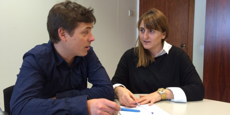 Bruno Martínez i Ruth Mallol intercanvien impressions al despatx del ministeri d’Afers Socials.