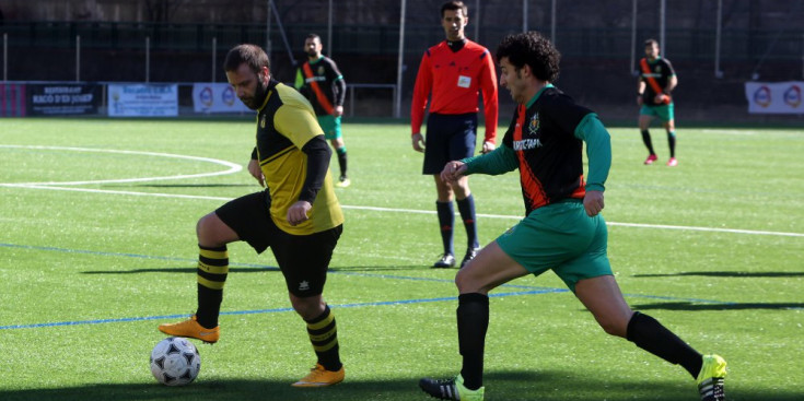 Ayala trepitja la pilota davant la pressió de Girau.