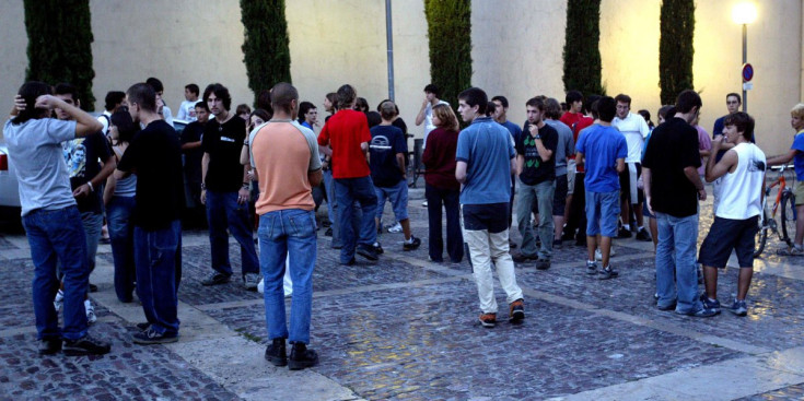 Un grup de joves al centre de la Seu d’Urgell, en una imatge d’arxiu