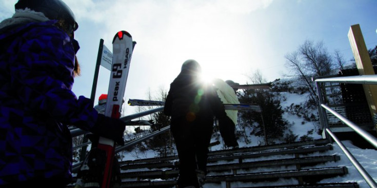 Dos esquiadors abandonen les pistes del Tarter després de passar la jornada esquiant, ahir.