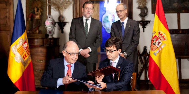 Els ministres Montoro i Cinca, el president Rajoy i el cap de Govern Martí, a la signatura del CDI.