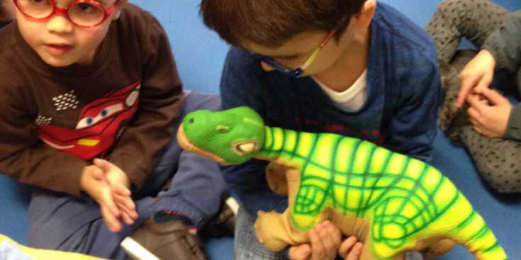 Uns nens, ahir amb el dinosaure PLEO Rb.