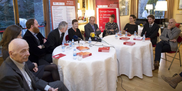 Els vuit actors de la Comédie-Française, acompanyats de l’ambaixadora Ginette de Matha i el representant del copríncep, Pascal Escande, ahir.