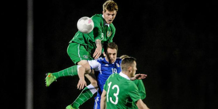 Matos, entre Hoban i Connolly en el partit d’ahir a Waterford.